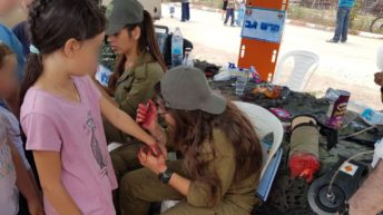 Israeli army shows fake amputated limbs, paints wounds on children for Independence Day
