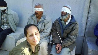 Israeli soldiers take ‘selfie’ with Injured Palestinian prisoners