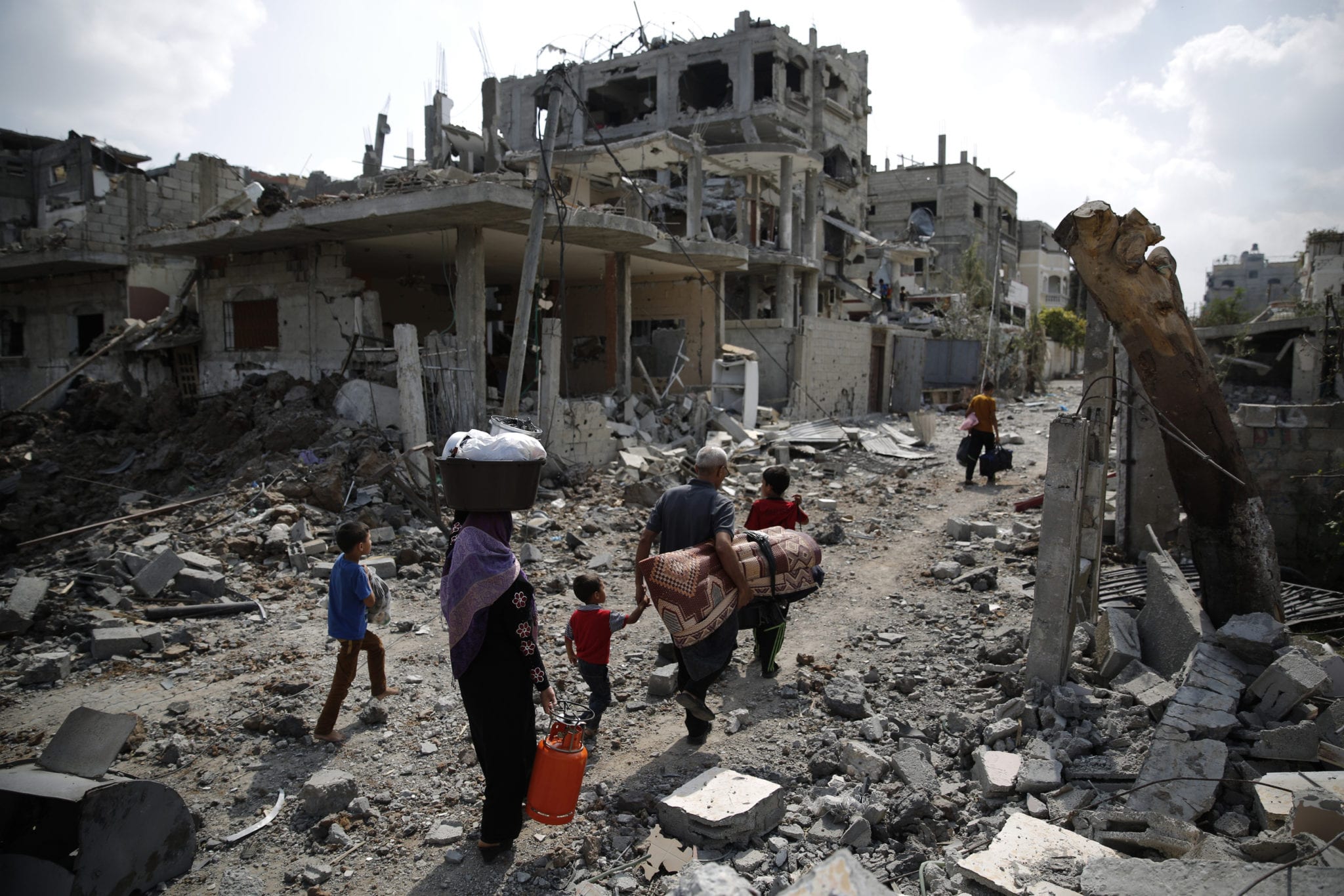 Gaza family amid ruins 2014