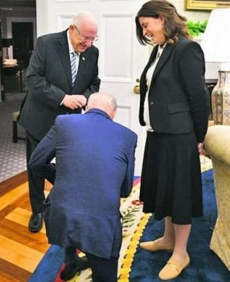 Biden kneels before Israeli President’s chief of staff