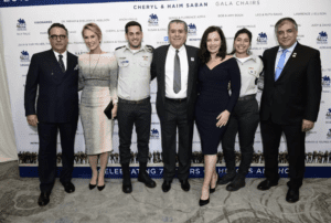 Hollywood celebrities, including famed producer Haim Saban and actress Fran Drescher, pose with IDF soldiers at the FIDF Western Region Gala, November 1, 2018.