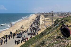 Gazans make their way north in an attempt to return to their homes