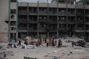 Families and children, returning to @UNRWA schools in Khan Younis to seek "safety" and "shelter". The classrooms are torched. Walls are blown out. There is rubble everywhere. This situation is unfolding under the world's watch