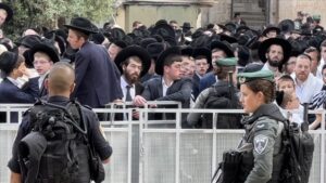 Extremist Jewish settlers gathered in front of the gates of Al-Aqsa Mosque