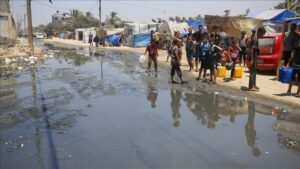 The polio virus has been detected in Gaza's sewage, which flows through areas with displaced persons and residential zones due to infrastructure destruction, and “represents a new health crisis.”