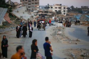 Palestinians, including children, evacuate the area with their belongings after the Israeli army announced that “an operation to be organized” at the Bureij refugee camp in Deir al-Balah, Gaza, on July 28, 2024. [Ashraf Amra – Anadolu Agency]