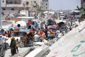 Palestinians living in the area flee to the Al Mawasi district, the west part of the city with their belongings following the Israeli army’s evacuation warning at Hamad area in Khan Yunis, Gaza on August 11, 2024 [Ashraf Amra/Anadolu Agency]