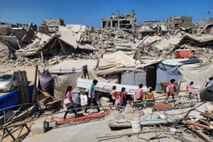 Students enter their tent school, in which their teacher Alaa Abu Mustafa, whose house was destroyed in the Israeli army’s attacks, gives them education in Khan Yunis, Gaza on September 03, 2024. [ Hani Alshaer – Anadolu Agency]