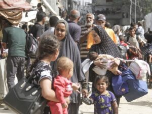 Palestinians flee Israeli attacks on Jabalia refugee camp. [Mahmoud İssa/Anadolu]