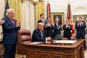 President Donald J. Trump, joined by White House senior staff members, delivers a statement announcing the agreement of full normalization of relations between Israel and the United Arab Emirates Thursday, Aug. 13, 2020, in the Oval Office of the White House (David Friedman, L).