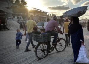 Scene of Palestinians fleeing their homes and neighborhoods in northern Gaza