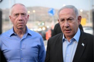 Israeli Prime Minister Benjamin Netanyahu (R) and Israeli Defense Minister Yoav Gallant (L) in Hebron, West Bank on August 21, 2023