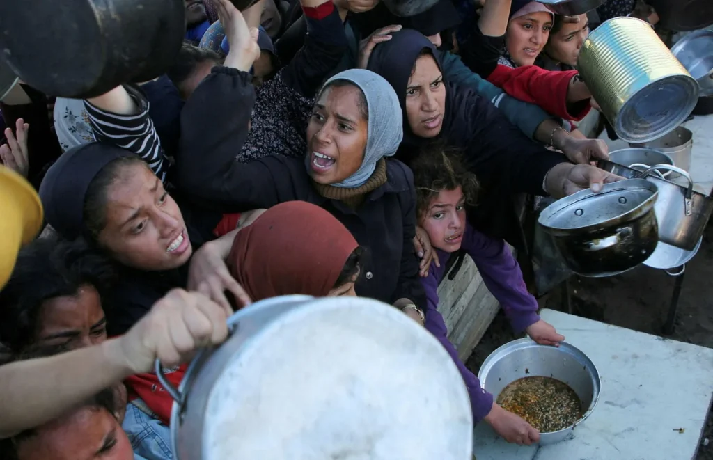 Gaza Palestinians gather for meal