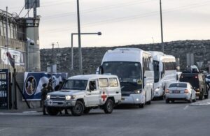 Red Cross’ buses that will transport Palestinian prisoners from Ofer Prison in Ramallah to sites across the West Bank arrived at the facility, in Jerusalem on January 19, 2025.