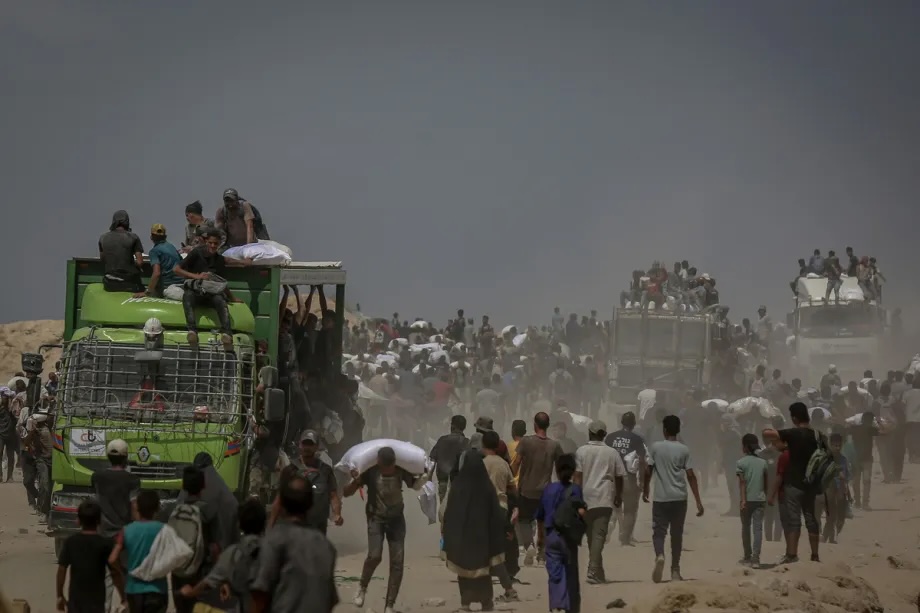 Palestinians struggling with hunger flock to an aid distribution point near the Zikim Crossing in northwestern Gaza to access limited aid supplies amid Israeli attacks in Gaza Strip on August 8, 2025.