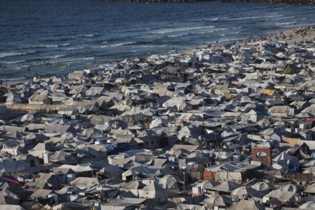 Vatican News: Gaza is city of “fear, flight and funerals,” says UN official