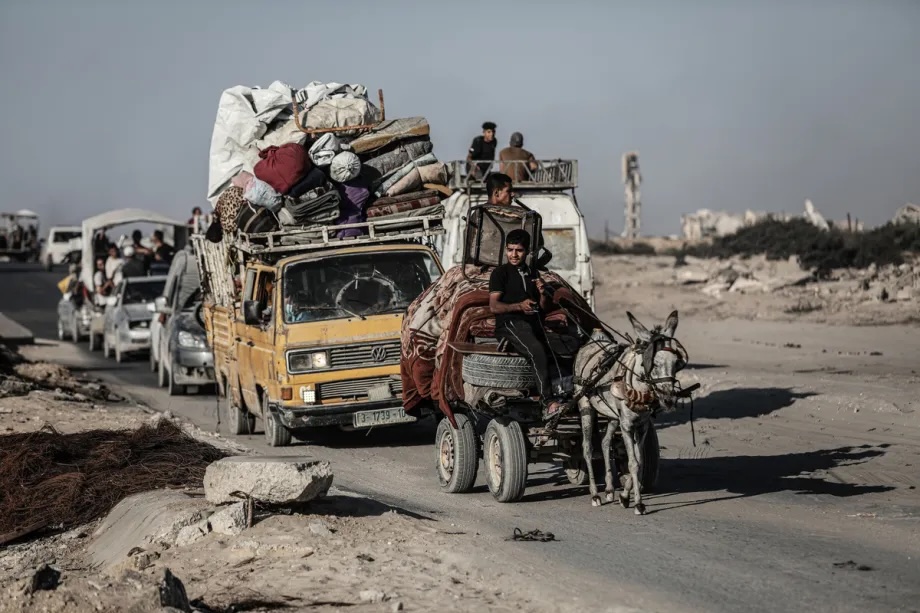 Palestinians move toward central Gaza through Al-Rashid Street using vehicles, horse carts, and traveling on foot with their limited belongings, as intensified Israeli attacks on northern Gaza force them to flee, in the Gaza Strip on September 05, 2025.