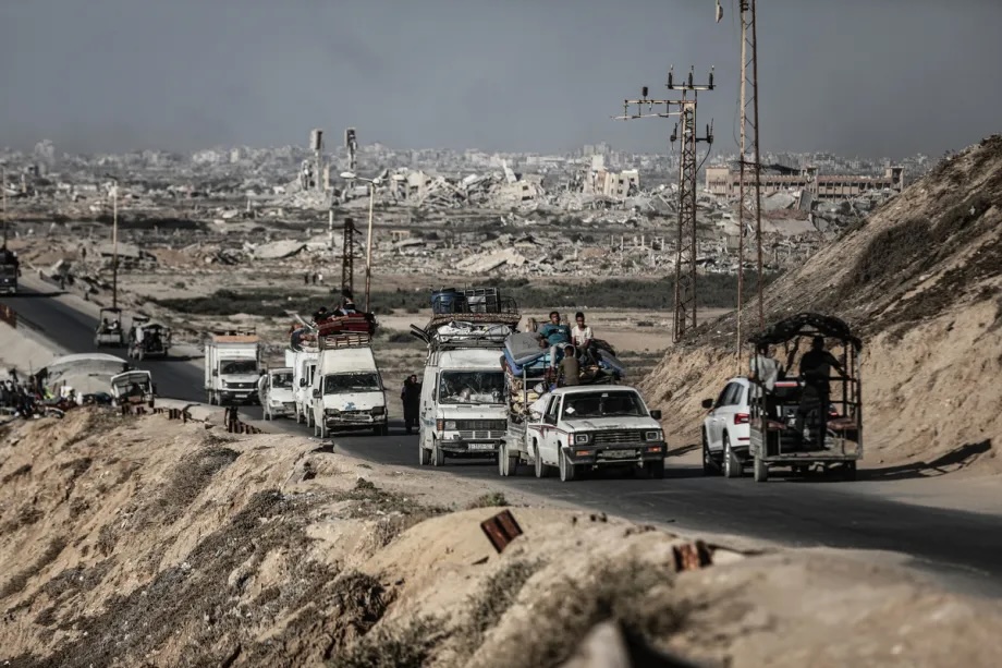 Palestinians move toward central Gaza through Al-Rashid Street using vehicles, horse carts, and traveling on foot with their limited belongings, as intensified Israeli attacks on northern Gaza force them to flee, in the Gaza Strip on September 05, 2025.
