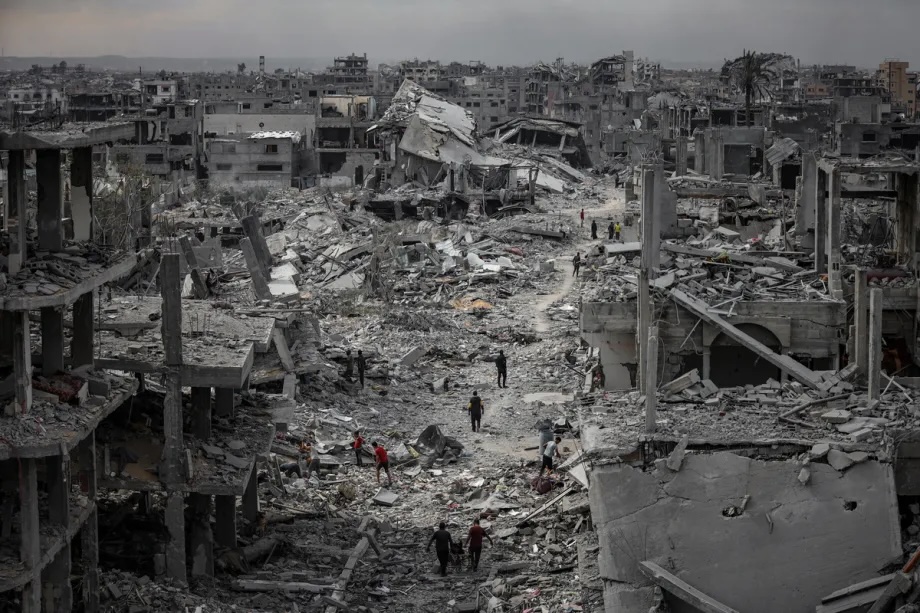 Displaced Palestinians, including children, returning to what is left of their homes after the ceasefire agreement, on October 12, 2025 in the Sabra neighborhood in Gaza City