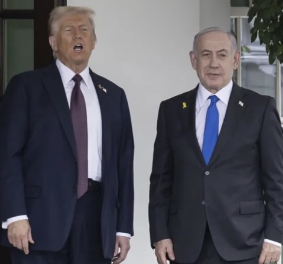 US President Donald Trump (L) meets with Israeli Prime Minister Benjamin Netanyahu (R) at the White House on September 29, 2025.