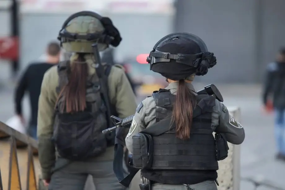 Israeli female soldiers.
