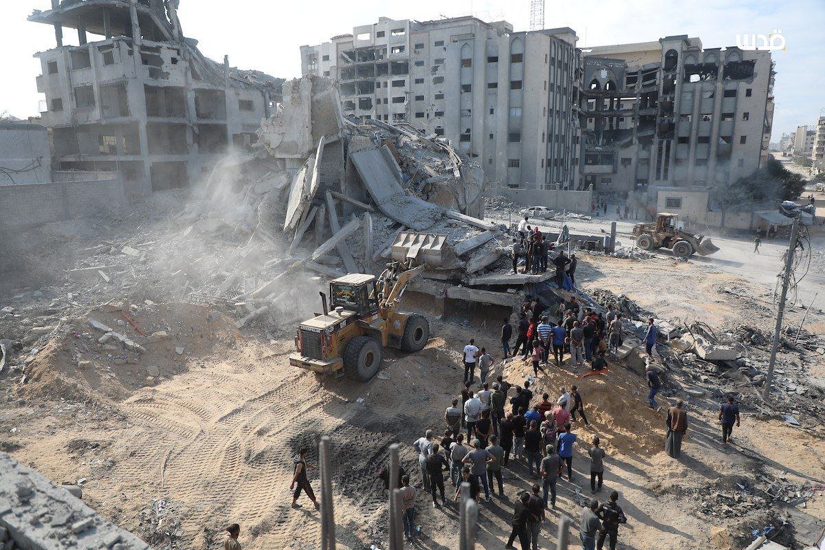 Civil defense crews and families are trying to retrieve the bodies of martyrs from the occupation's airstrikes on Gaza City, Oct. 29 2025