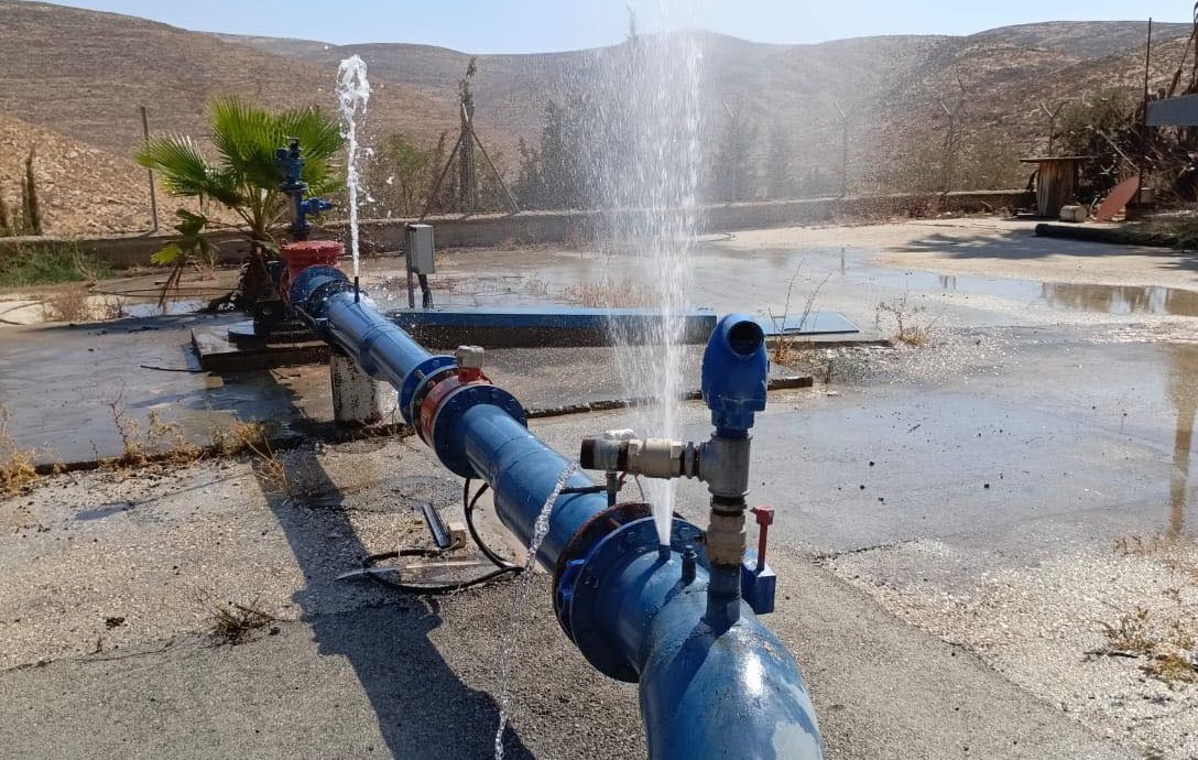 Israeli colonists attacked water facilities in the Ein Samia area, east of the village of Kafr Malik, on Sunday evening, bringing Well No. 6 pumping operations to a complete halt. The well is considered a main water source for Palestinian communities east of Ramallah.