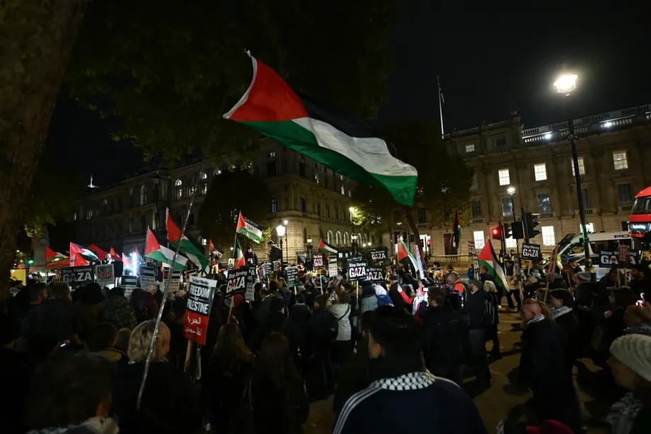 Protesters in London, United Kingdom denounce Israel’s continued attacks on Gaza in violation of the ceasefire, on October 30, 2025.