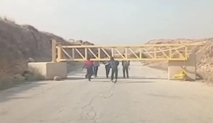 Israeli Settler Kicks Detained Palestinian as IOF Soldiers Watch
