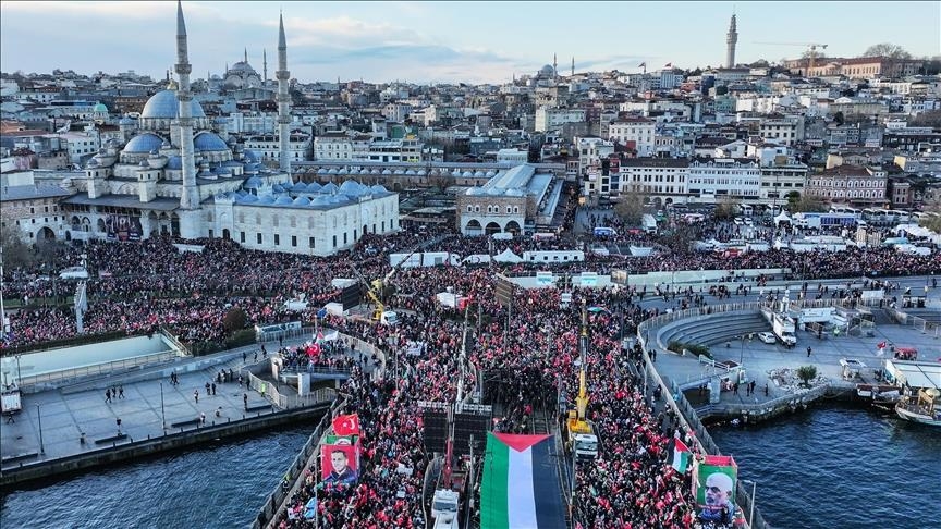 Over half a million people gathered early Thursday at Istanbul’s Galata Bridge for a massive march in support of Palestine, organized under the umbrella of the Humanity Alliance and the National Will Platform
