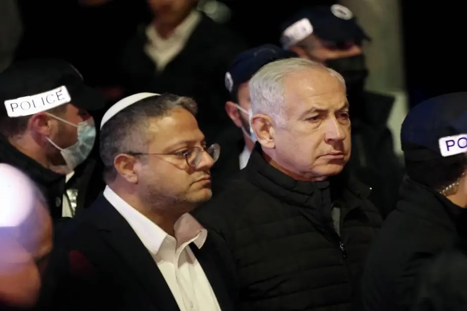 Israeli Prime Minister Benjamin Netanyahu (R) and Israeli National Security Minister Itamar Ben-Gvir (L)