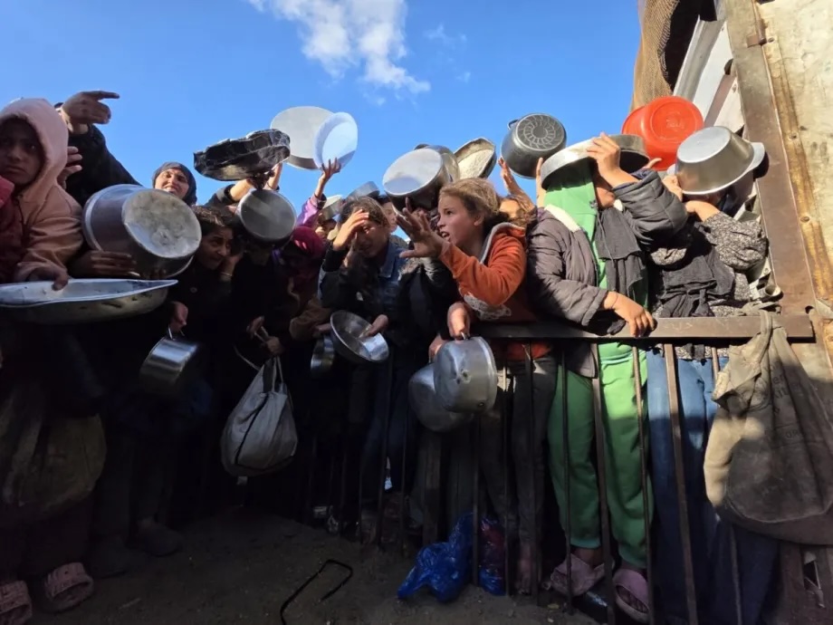A charity organization distributes meals to displaced Palestinians at the al-Mawasi area during the holy month of Ramadan, as food shortages continue amid Israeli attacks and ongoing restrictions on the entry of aid in Khan Younis, Gaza on February 26, 2026.