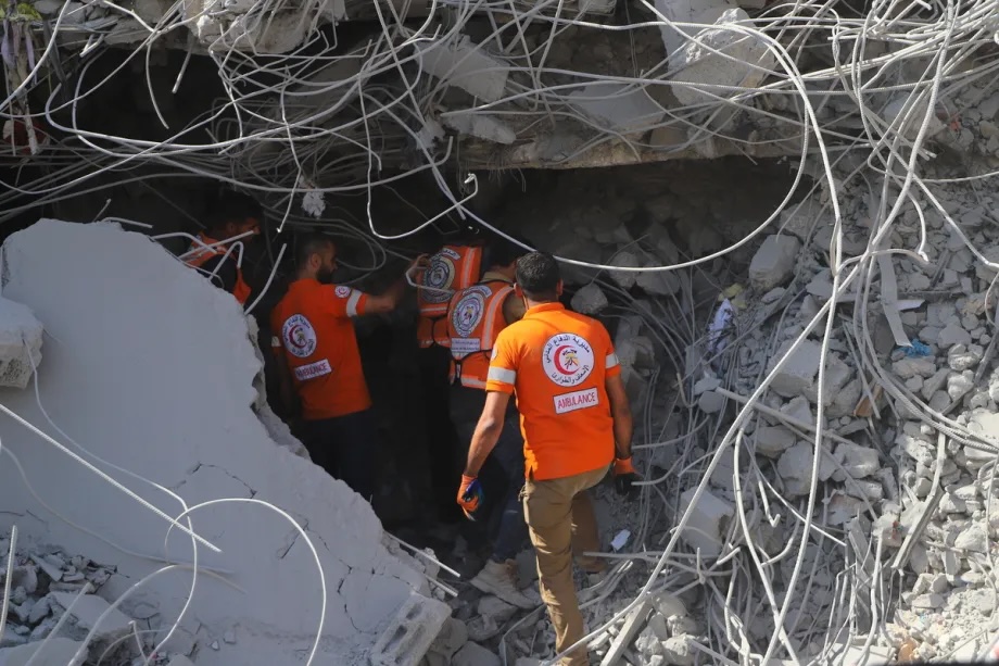 Civil defense teams conduct search and recovery operations to retrieve the bodies of Palestinians from the rubble of buildings destroyed by Israeli attacks, facing major difficulties due to Israel’s ban on the entry of heavy machinery and rescue equipment since the beginning of the war, Gaza, on October 20, 2025.