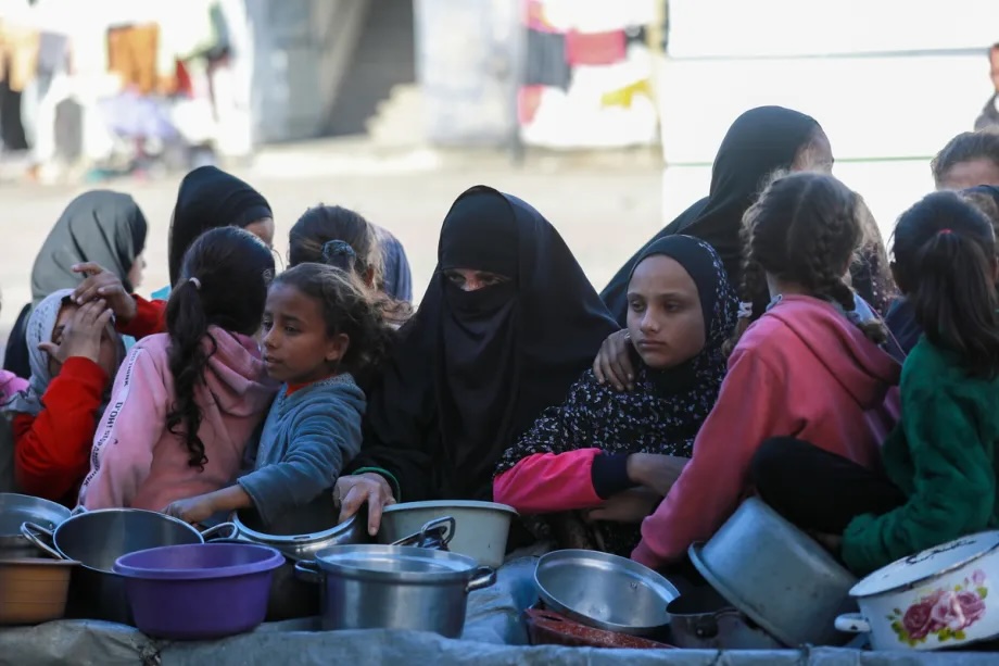 A charity organization distributes meals to displaced Palestinians during the holy month of Ramadan, as food shortages continue amid Israeli attacks and ongoing restrictions on the entry of aid in Beit Lahia, Gaza on March 08, 2026.
