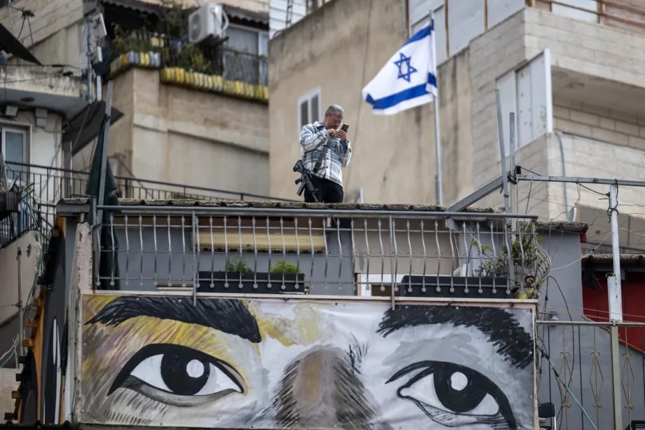 Israeli settlers seize 13 apartments belonging to Palestinians in the Silwan neighborhood of East Jerusalem on March 25, 2026.