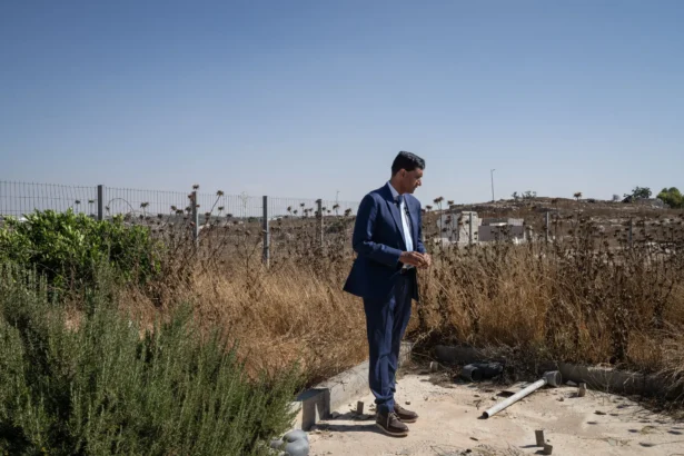 US Congressman is Blocked by Israeli Settlers in West Bank