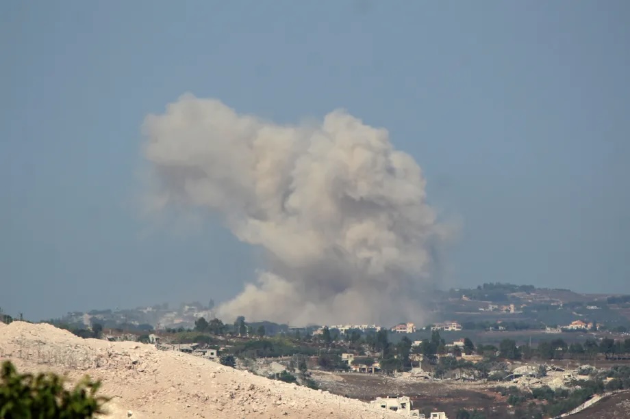 Smoke rises over the town of Zawtar al-Sharqiyah in southern Lebanon following Israeli artillery fire and airstrikes that violated ceasefire and framework agreements, on August 12, 2026.