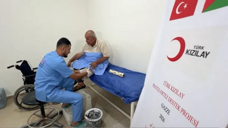Turkish Red Crescent helps elderly Gaza man walk again after Israel confiscates his prosthetic limb